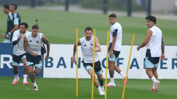 Argentina entrenó bajo la lluvia y Scaloni dio señales del posible equipo