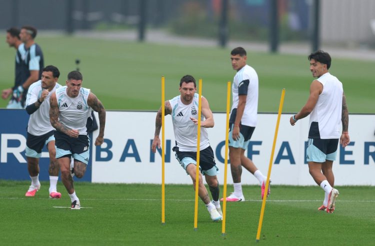 Argentina entrenó bajo la lluvia y Scaloni dio señales del posible equipo