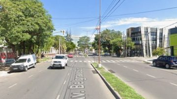 Piden ayuda para encontrar al auto que embistió a un motociclista en Avenida Belgrano
