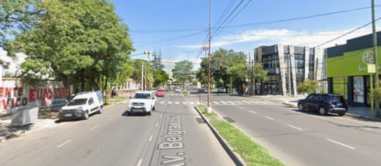 Piden ayuda para encontrar al auto que embistió a un motociclista en Avenida Belgrano