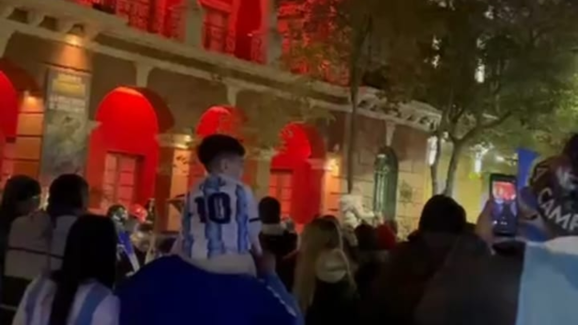 Video: los santiagueños festejan en plaza Libertad el pase a octavos de final de la Selección Argentina