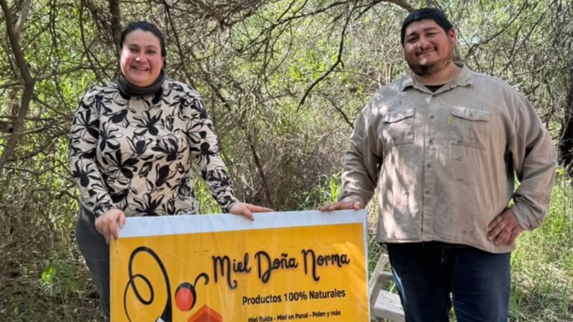Por el desborde del río Dulce perdieron 60 colmenas y años de trabajo, pero volvieron a empezar de cero y sueñan con vender su miel en todo el país