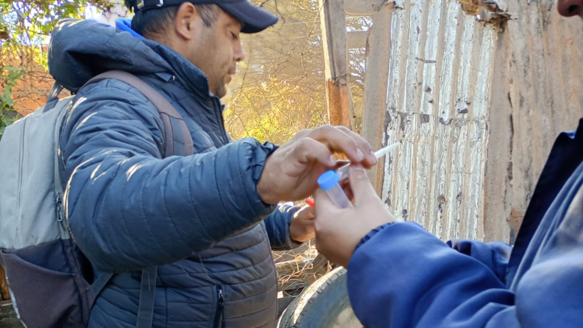 Personal de Salud realizó controles focales y relevamientos para la prevención del dengue en el barrio San Carlos