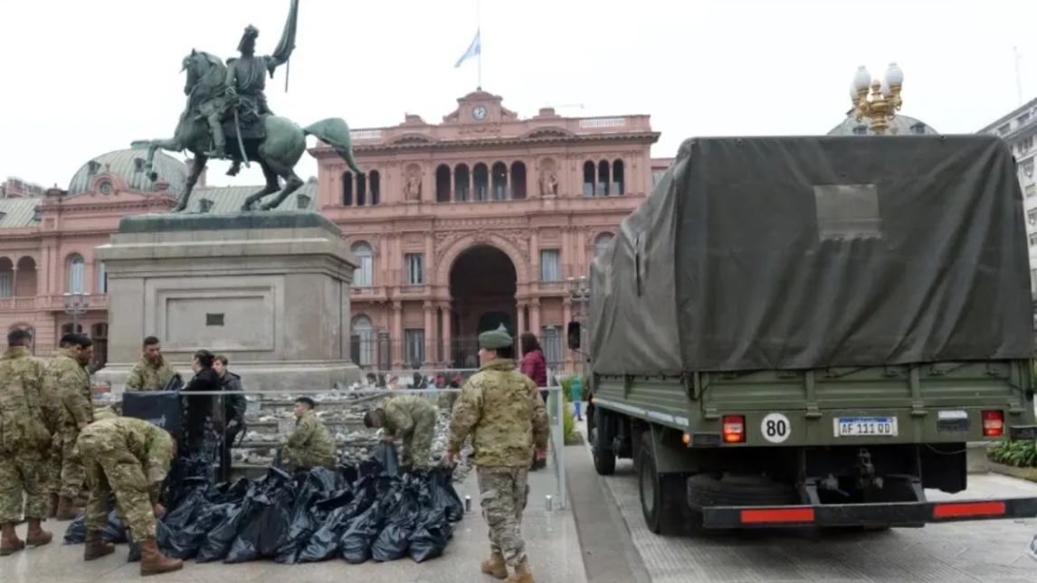 Retiran temporalmente las piedras en homenaje a las víctimas de COVID -19 de Plaza de Mayo