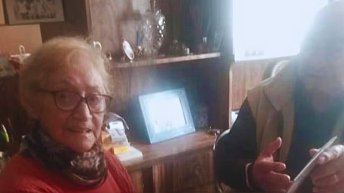 Una mujer de 90 años le pidió ayuda a un maestro rural para aprender a leer y escribir