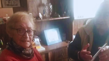 Una mujer de 90 años le pidió ayuda a un maestro rural para aprender a leer y escribir