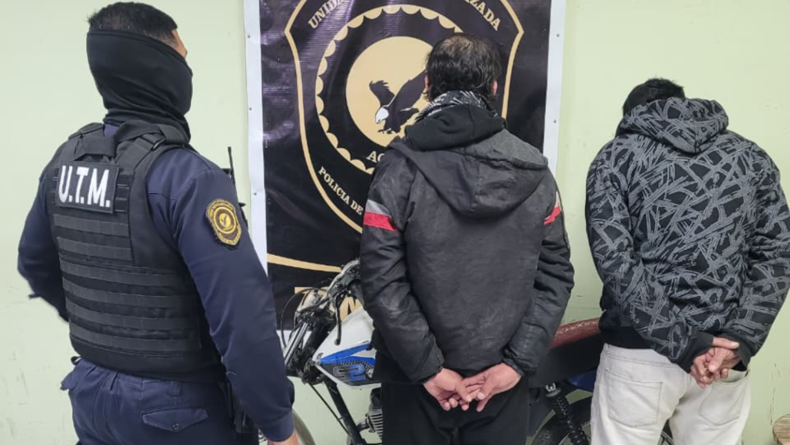 Hartos de los robos un comerciante y vecinos del barrio General Paz redujeron a dos delincuentes