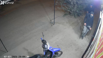 “Ya no sabemos cómo batallar con los delincuentes”: filman a dos ladrones que en 15 segundos robaron una caja registradora