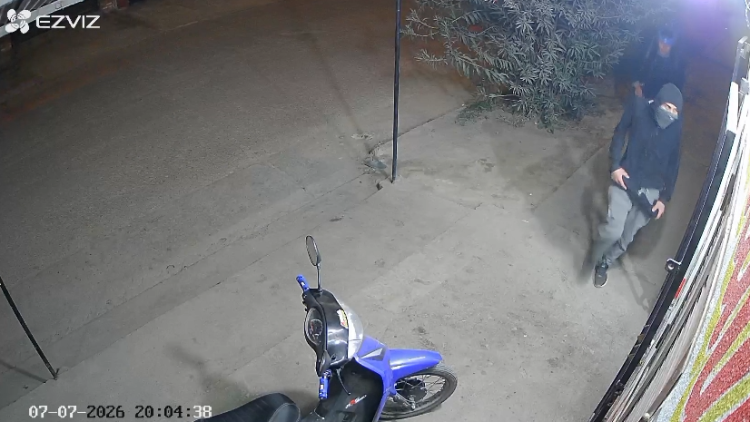 “Ya no sabemos cómo batallar con los delincuentes”: filman a dos ladrones que en 15 segundos robaron una caja registradora