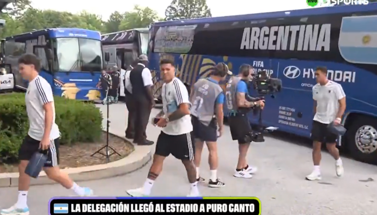 Cantando y bien manijas: así llegó el plantel argentino al estadio para jugar con Inglaterra