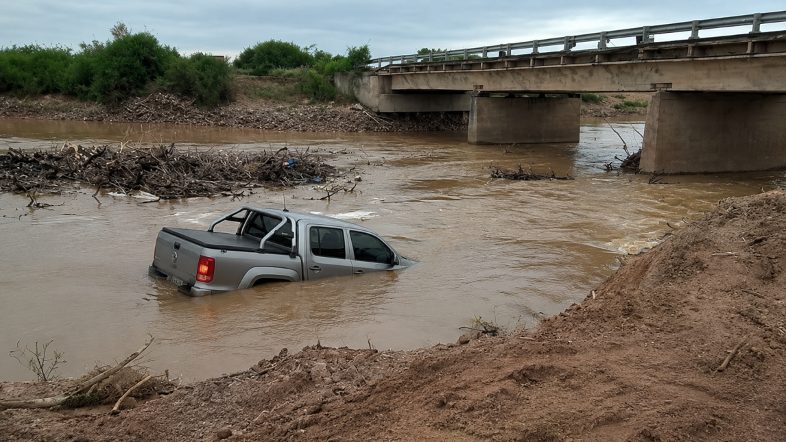 Dramático: una camioneta con cuatro ocupantes cayó al cauce del río Saladillo