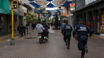 Un par de “pícaros” quisieron cruzar en moto por la peatonal Tucumán y terminaron demorados