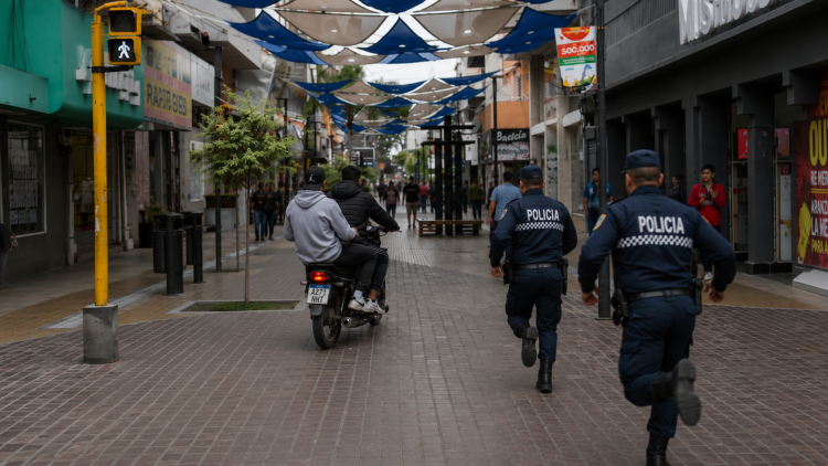 Un par de “pícaros” quisieron cruzar en moto por la peatonal Tucumán y terminaron demorados