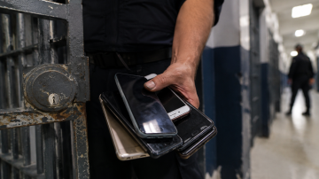 Buscan prohibir celulares en cárceles y comisarías: qué dice el polémico proyecto de ley
