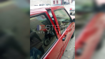Una mujer denunció que delincuentes le destrozaron la puerta de su auto para robarle el estéreo