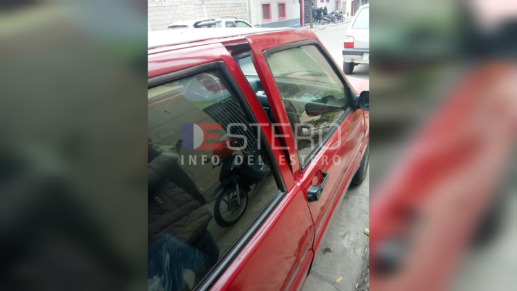 Una mujer denunció que delincuentes le destrozaron la puerta de su auto para robarle el estéreo