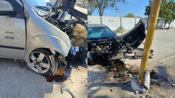 Explotó la llanta de un auto con tres ocupantes y terminó estrellándose contra un poste de alumbrado