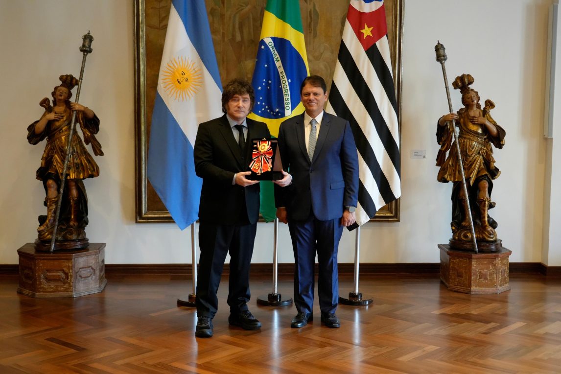 Javier Milei respaldó la candidatura de Flávio Bolsonaro en Brasil: “Vinimos a acompañar la ola azul”