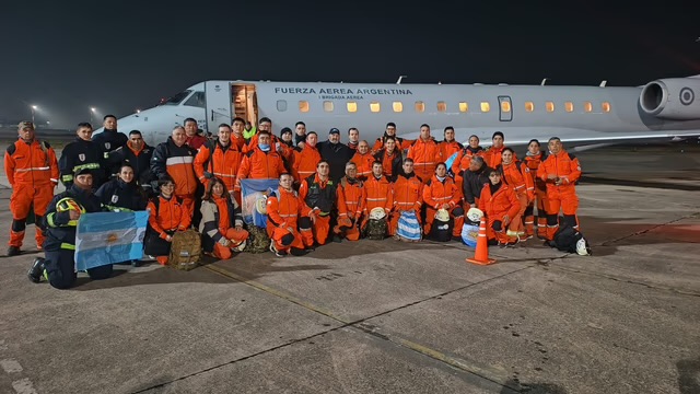 Brigadistas argentinos viajan a Venezuela para relevar a los rescatistas que trabajan tras los terremotos