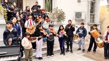 La Marcha de las Cuerdas y Fuelles pasó por la Escuela de Música y dejó una importante donación