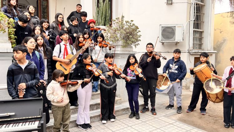 La Marcha de las Cuerdas y Fuelles pasó por la Escuela de Música y dejó una importante donación