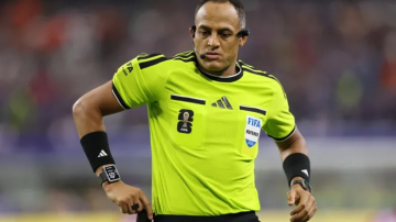 Ismail Elfath, el árbitro elegido para dirigir Argentina-Inglaterra en la semifinal del Mundial