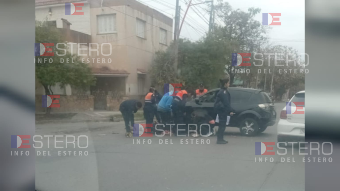 Fuerte accidente entre una moto y un auto dejó a un hombre gravemente herido