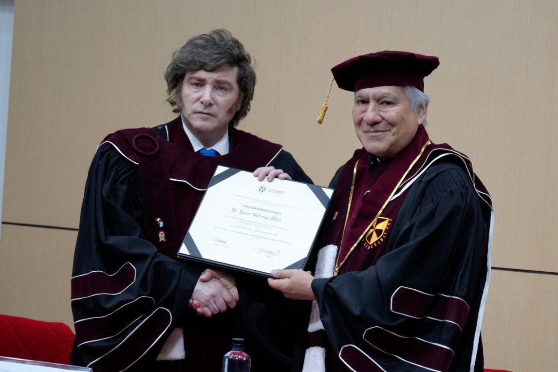 Javier Milei recibió un Doctor Honoris Causa en Perú por su “defensa de la libertad económica”