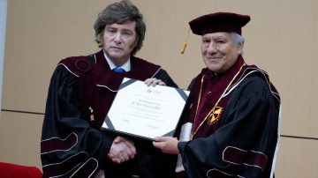 Javier Milei recibió un Doctor Honoris Causa en Perú por su “defensa de la libertad económica”