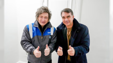 Milei viaja rumbo a Brasil: se encontrará con Flavio Bolsonaro y recibirá una distinción