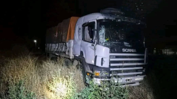 Violentísimo choque entre un tren carguero y un camión con acoplado en San Pedro de Guasayán