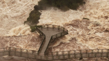 Por la incesante crecida del río Iguazú, se cerró la Garganta del Diablo en Misiones
