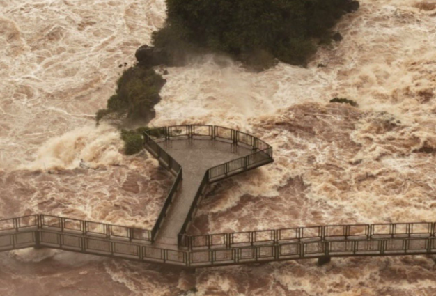 Por la incesante crecida del río Iguazú, se cerró la Garganta del Diablo en Misiones