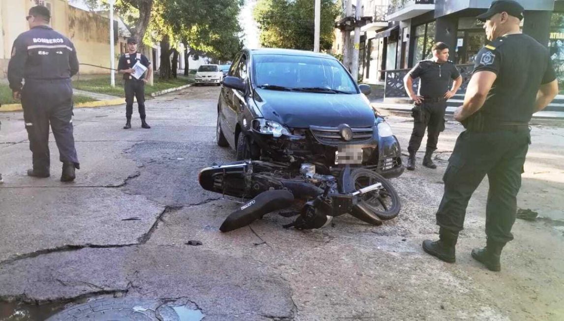 Un auto conducido por un hombre de 76 años protagonizó un fuerte choque contra una moto
