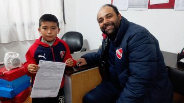 Orgullo añatuyense: Valentino Roldán firmó con Independiente de Avellaneda