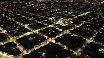 Se ilumina la Cuna de Poetas y Cantores: avanza la renovación de luminarias en los barrios de La Banda