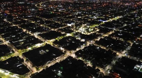 Se ilumina la Cuna de Poetas y Cantores: avanza la renovación de luminarias en los barrios de La Banda