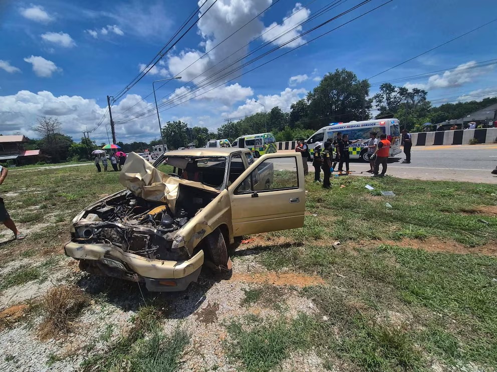 Tailandia: un niño tomó la camioneta de sus padres, perdió el control y embistió a 35 monjes