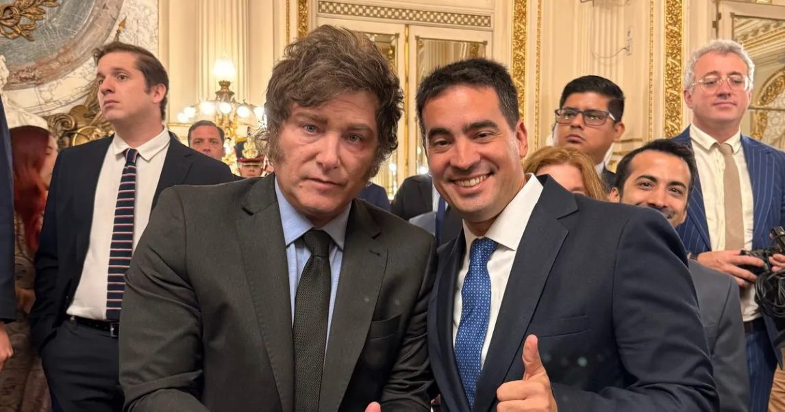 El nuevo vocero presidencial se tomó un “finde” extra largo en su primer semana