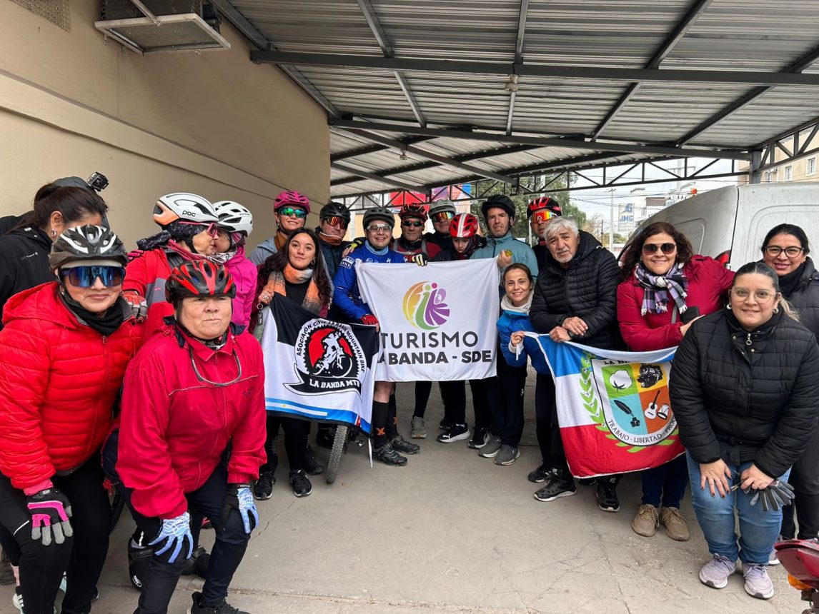 El ciclismo y la historia se unieron para realizar el recorrido: “Pedaleando el vals de la ciudad”