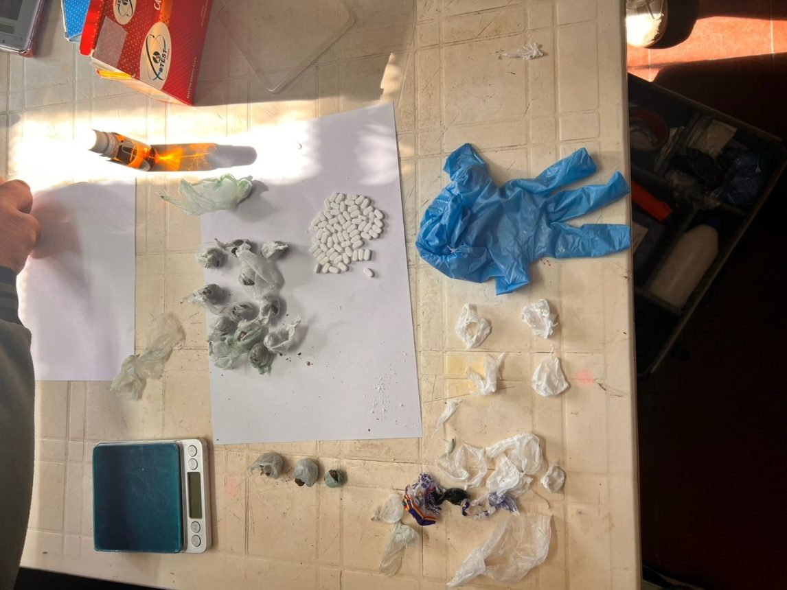 Demoran a un adolescente de 15 años por intentar pasar 20 envoltorios con marihuana y cocaína al Penal de Varones