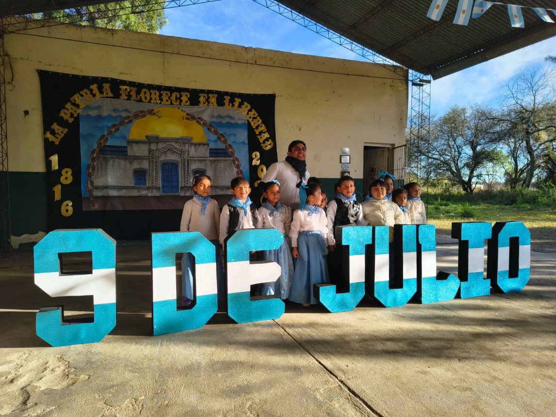 Emotivo acto por el Día de la Independencia en la escuela rural de Vinará
