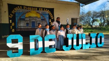 Emotivo acto por el Día de la Independencia en la escuela rural de Vinará