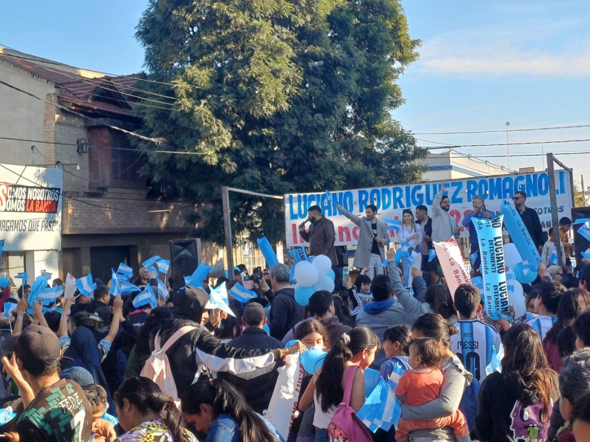 Multitudinaria apertura del local partidario de “Somos Nosotros, Somos La Banda” en Avenida Belgrano