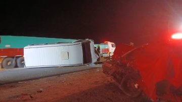 Un colectivo que trasladaba a un equipo de fútbol infantil chocó con un auto: dos personas murieron