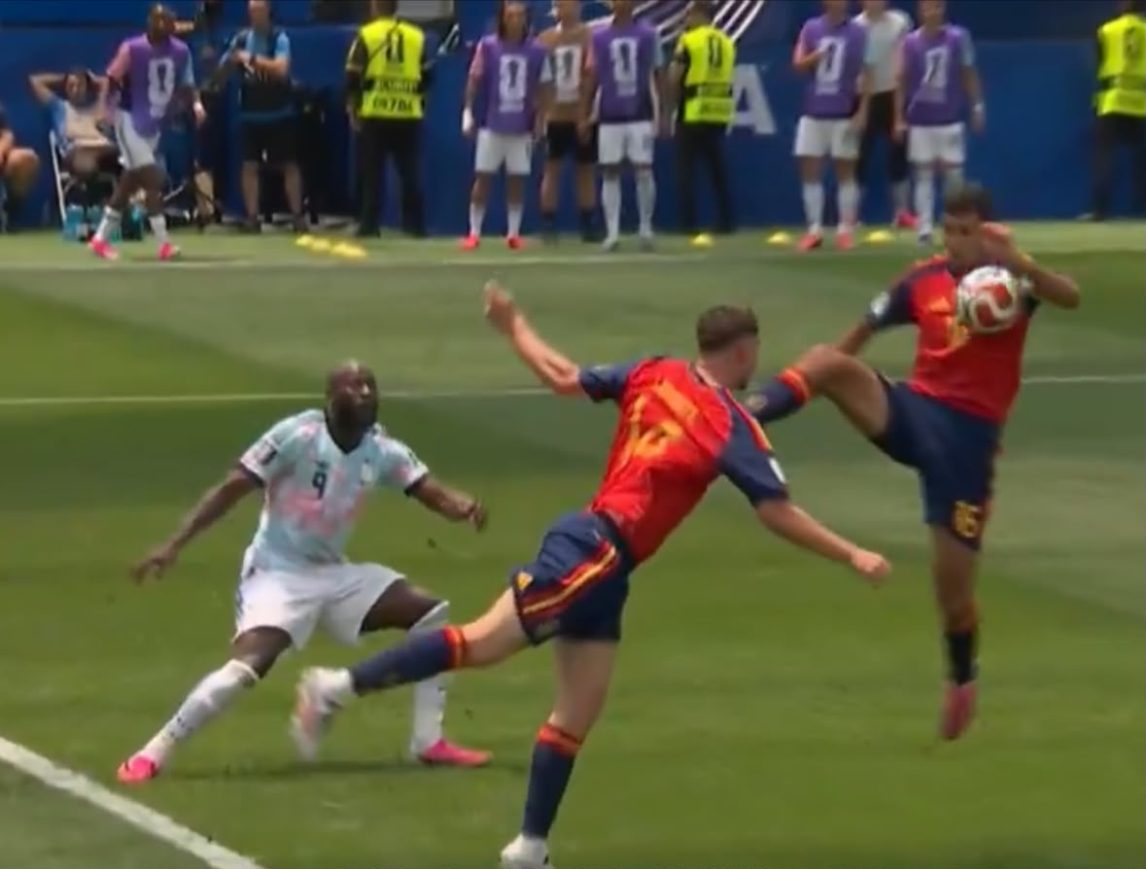VIDEO: El polémico penal que reclamó Bélgica y que el VAR no cobró ante España