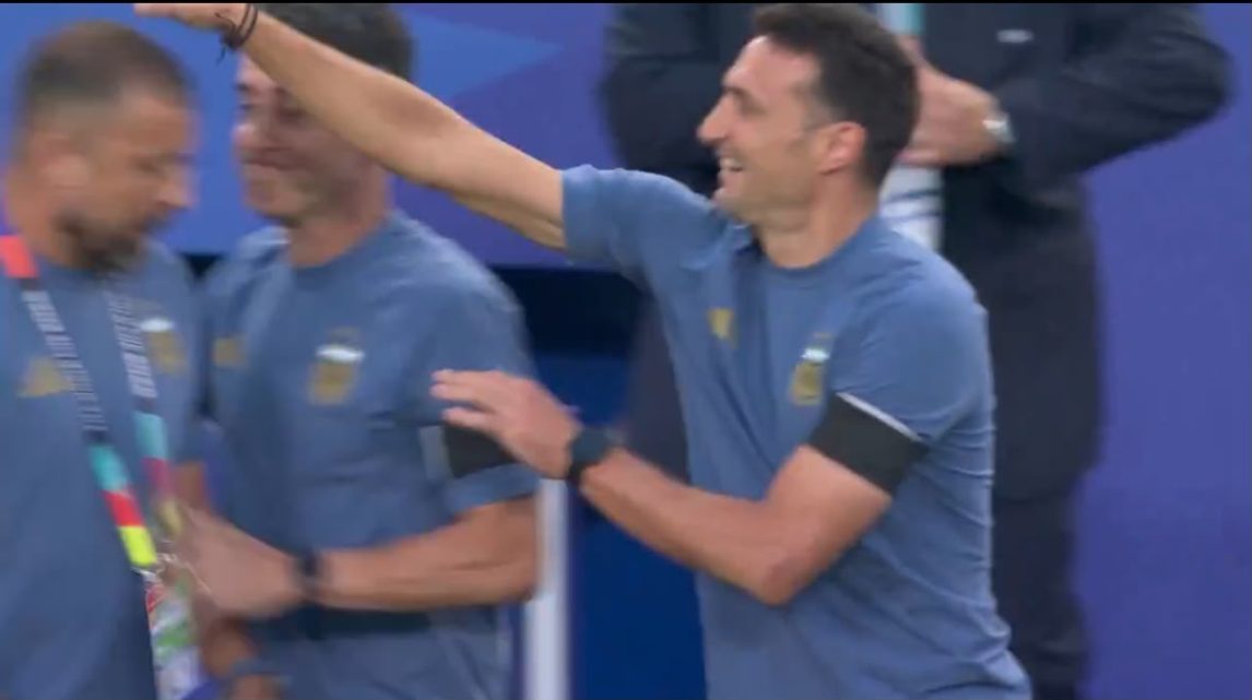 VIDEO: La reacción de Scaloni al gol de Mac Allister
