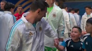 “Te amo”: un pequeño fan conmovió a Messi antes de los cuartos de final