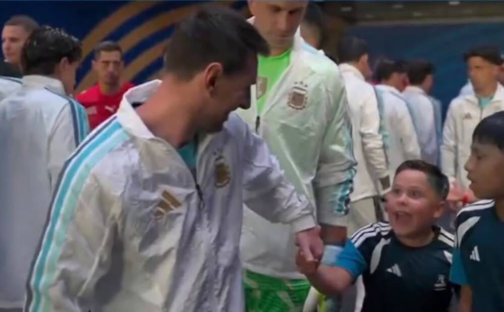“Te amo”: un pequeño fan conmovió a Messi antes de los cuartos de final