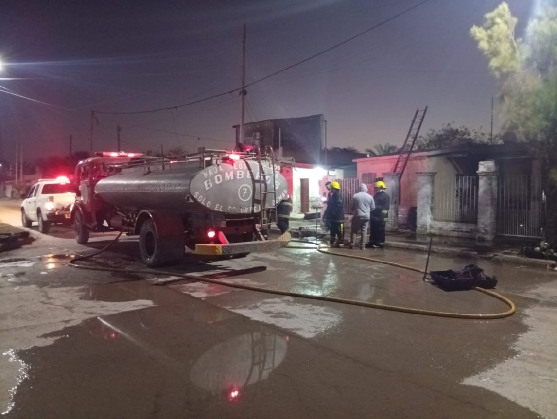 Incendio en una vivienda de Añatuya: una mujer mayor resultó ilesa